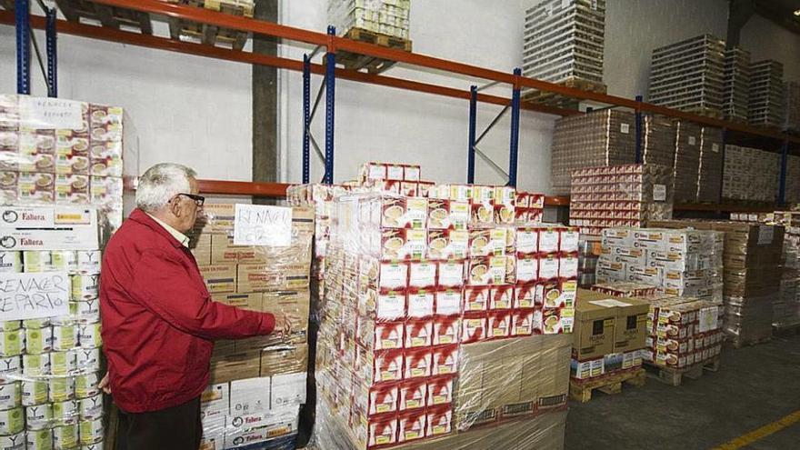 Un voluntario en uno de los bancos gallegos de alimentos.