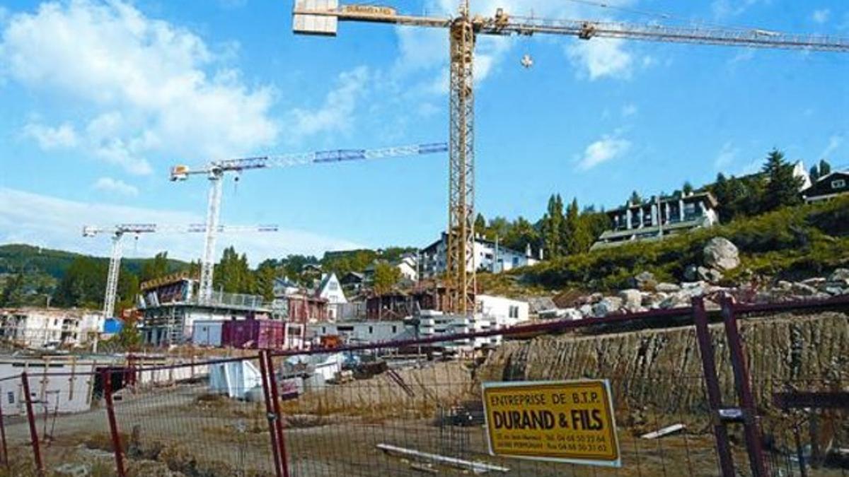 El 'boom' inmobiliario del 2006 en Font Romeu. Viviendas en construcción en su mayoría destinadas a compradores catalanes.