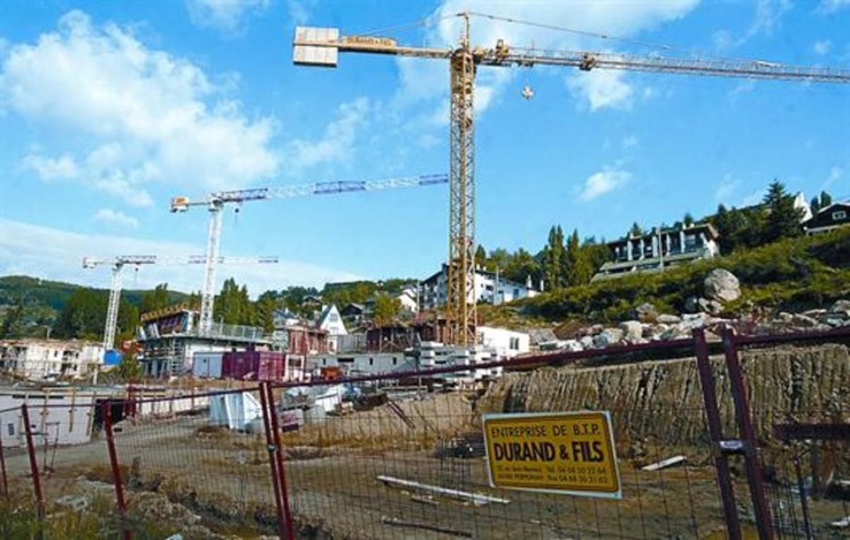 El ’boom’ immobiliari del 2006 a Font-romeu 8 Vivendes en construcció majoritàriament destinades a compradors catalans. El ’boom’ immobiliari del 2006 a Font-romeu 8 Vivendes en construcció majoritàriament destinades a compradors catalans.