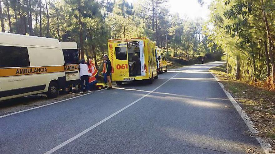 Varias de las ambulancias que participaron en el operativo de emergencia. // FdV