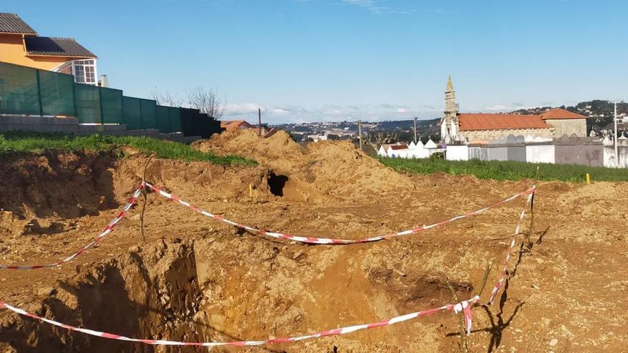 Recinto de la obra y, al fondo, iglesia de San Xoán de Anceis. |   // LA OPINIÓN