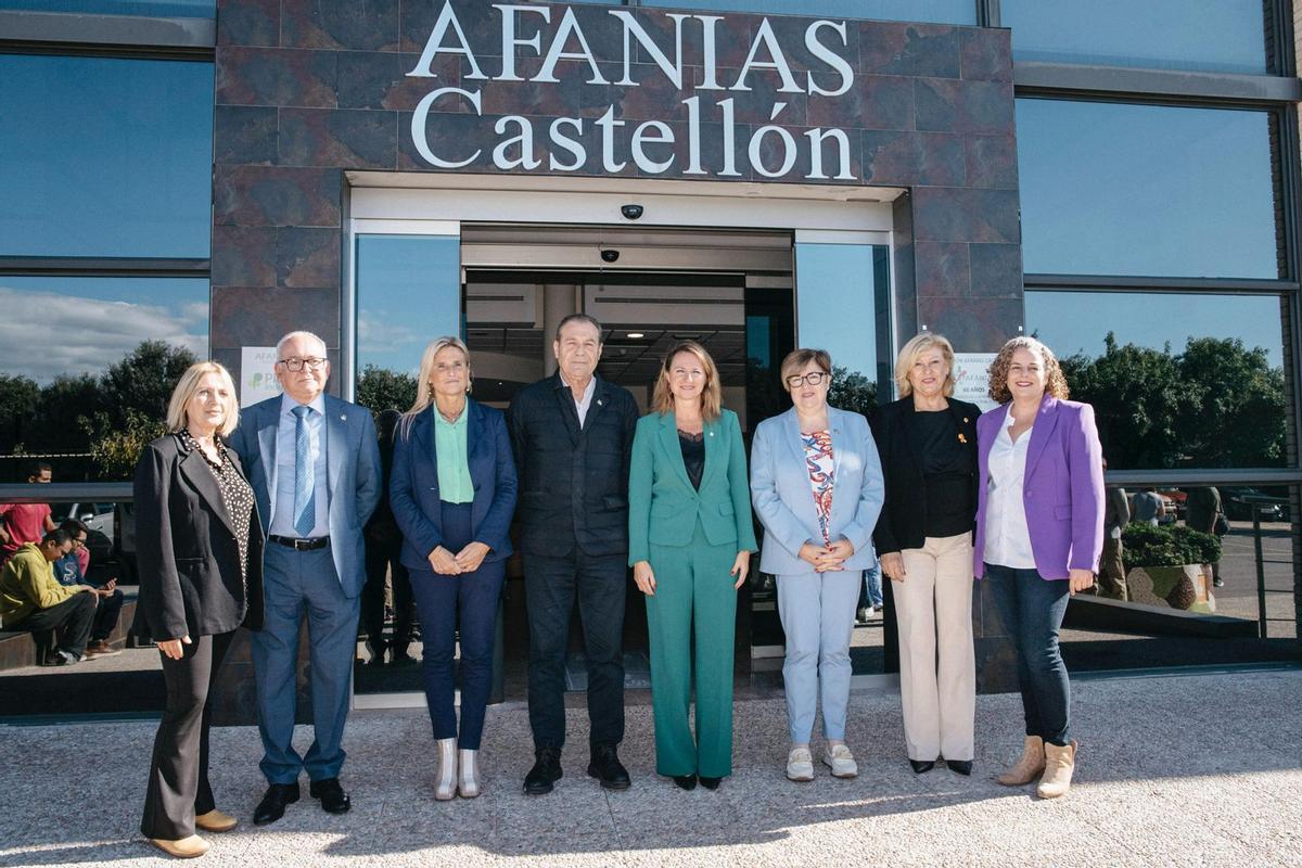 La alcaldes, Begoña Carrasco, la delegada del Gobierno, Antonia Garcia, la delegada del Consell, Susana Fabregat, con representantes de Afanias, entre ellos, su presidente, Héctor Redó, y el gerente, Francisco Gil, y la edila de servicios sociales, Clara Adsuara.