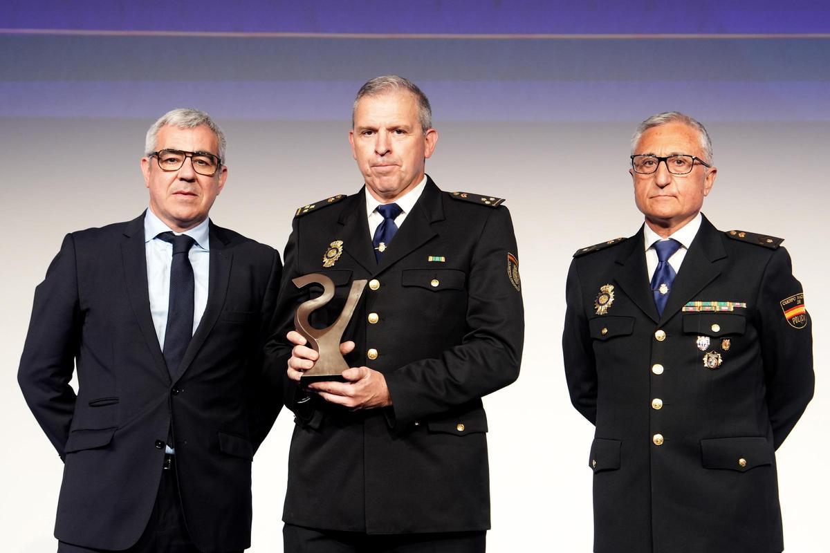 De izquierda a derecha, Jesús Javier Pardo, gerente de ‘El Periódico de España’; el Inspector Miguel García Benlloch, jefe del Grupo de Robos de la Brigada Provincial de Policía Judicial de la Jefatura Superior de Valencia, y el subinspector Jesús Luján Chumillas.