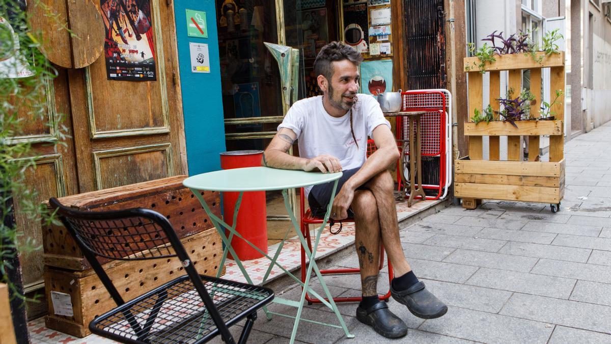 El cocinero Jordi Gabaldà, en la entrada del Balboa, en Sabadell.