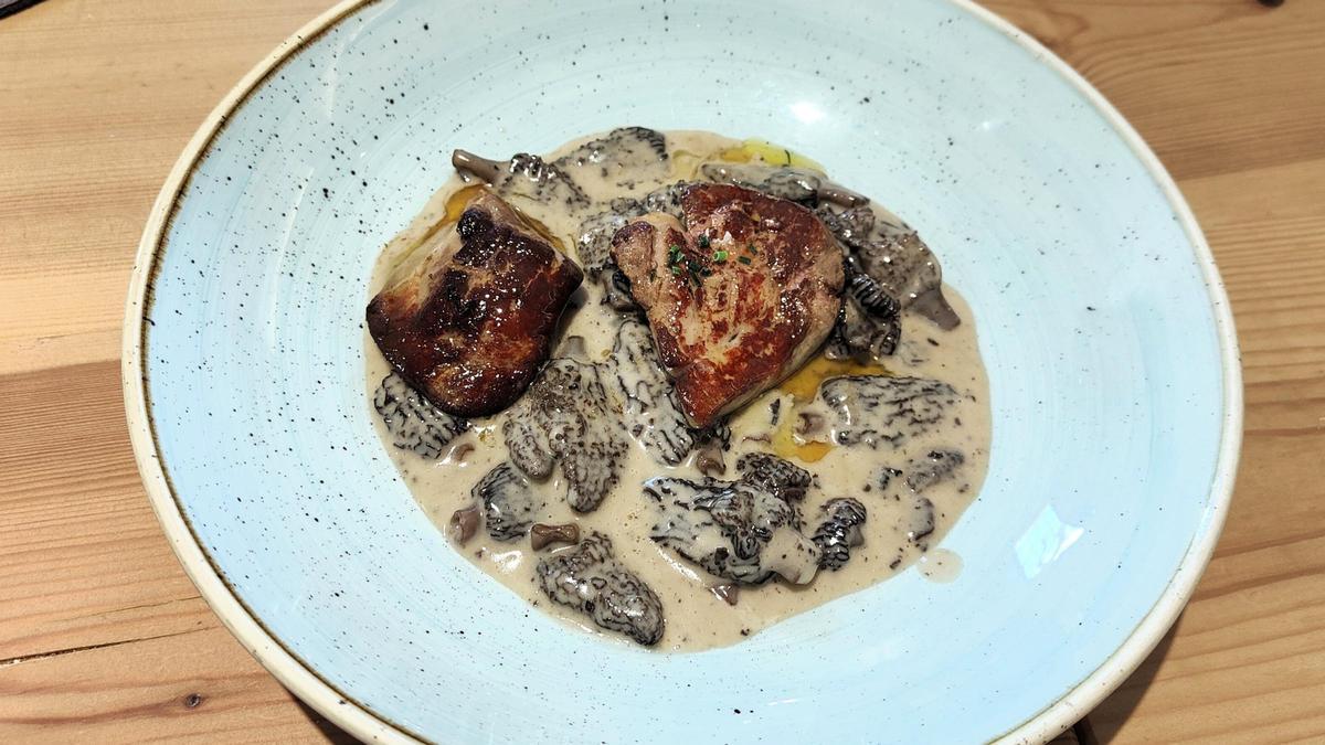 Las colmenillas con fuagrás de Els Estudis.