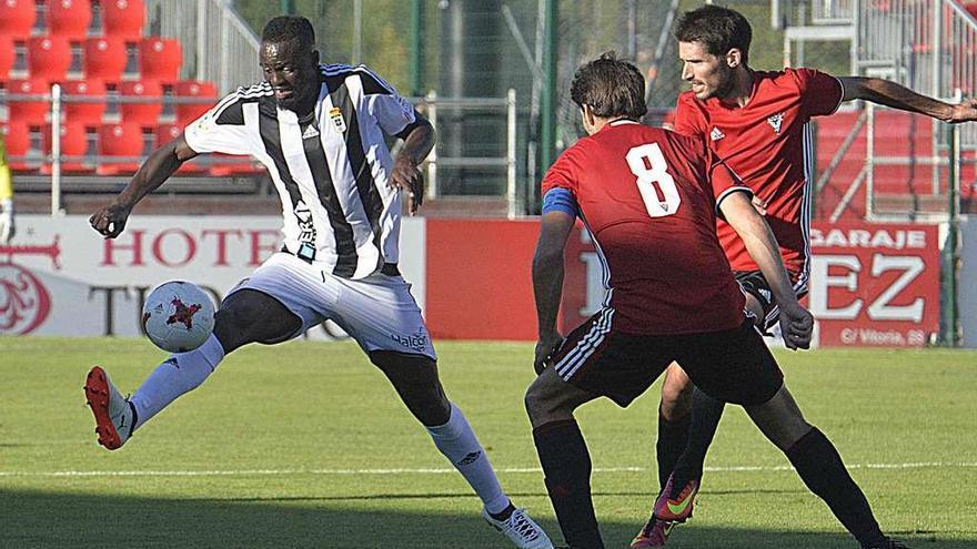 Mariga intenta controlar el balón con el capitán del Mirandés, Ruper, de espaldas.