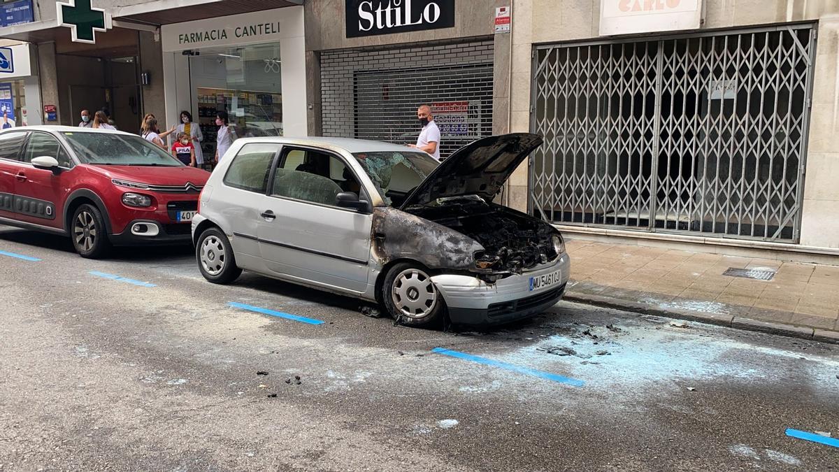 Incendio de un coche en el centro de Oviedo
