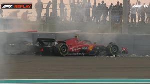 El coche de Carlos Sainz contra las protecciones en los libres 2