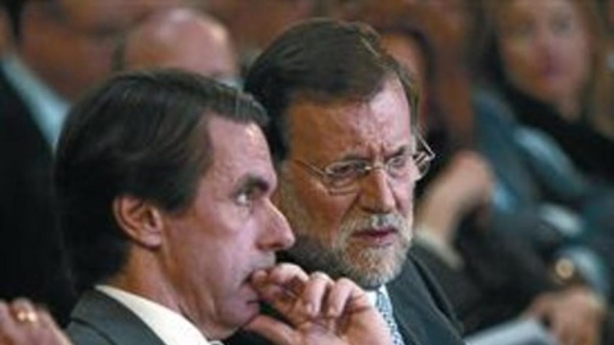 Aznar y Rajoy cruzan confidencias en la entrega del Premio FAES de la Libertad 2012 a Vargas Llosa.