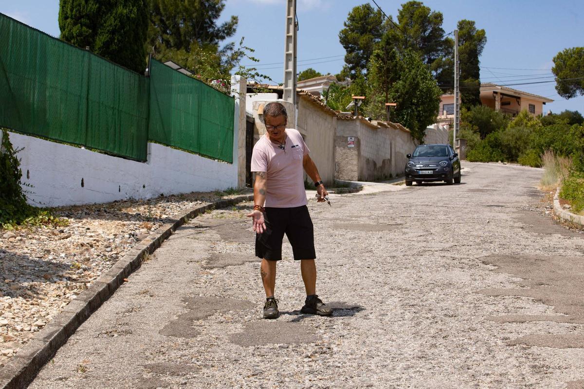 Un vecino muestra algunos desperfectos en la urbanización Montejúcar, en una imagen de archivo.
