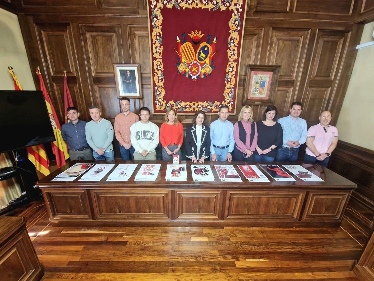 Los miembros del jurado, con los diez carteles finalistas para anunciar La Vaquilla de Teruel.