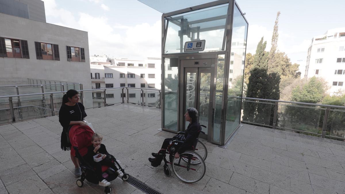 Dos de las vecinas que esperaban el pasado lunes a que el ascensor funcionase.