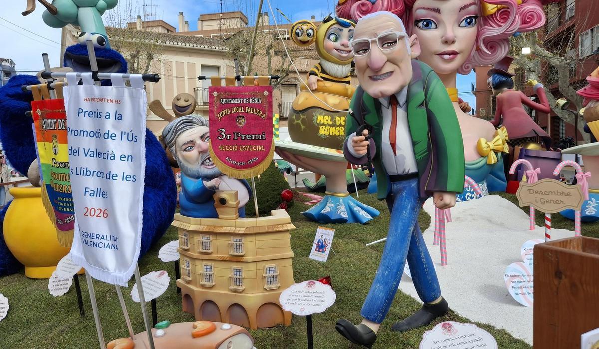 Triki, tras el banderín, Rafa Carrió y, de pie, Vicent Grimalt