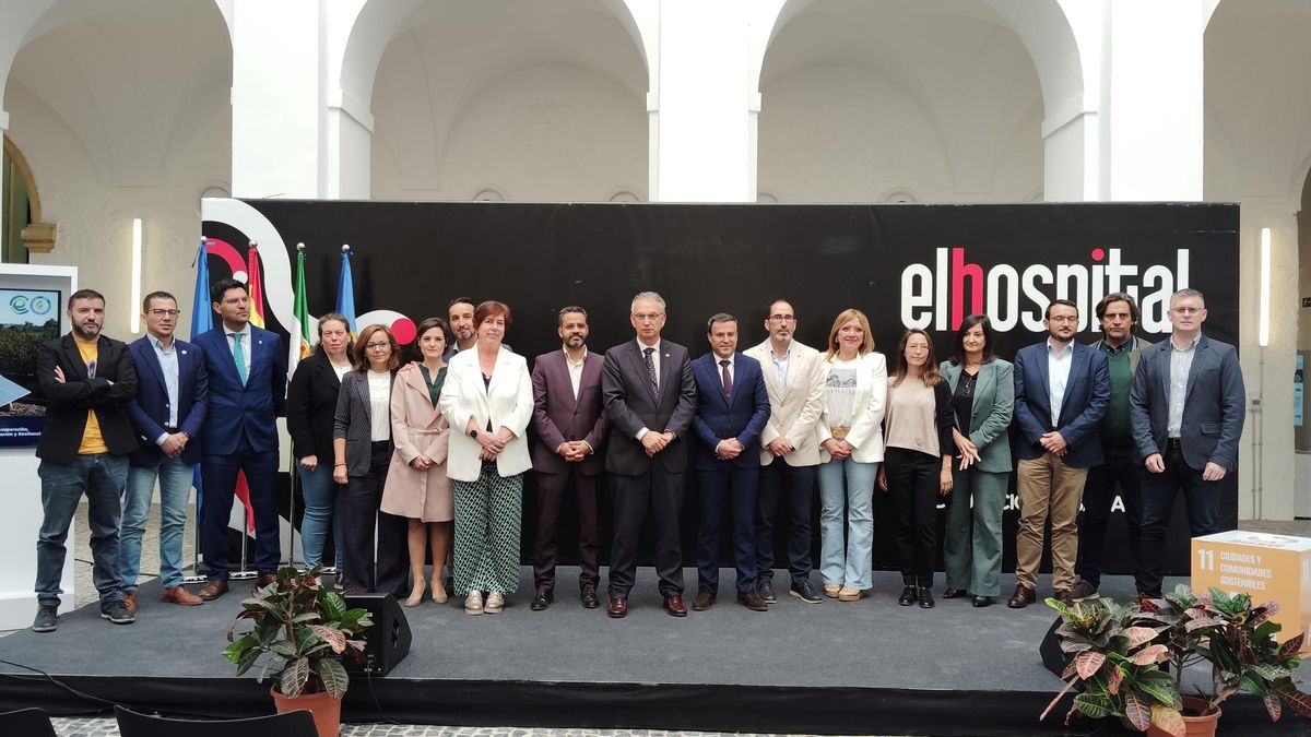 Foto de familia tras la presentación de la OTC en el Hospital Centro Vivo.