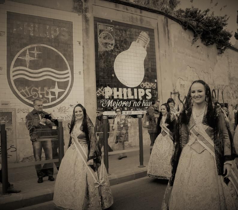 Los viejos mosaicos publicitarios de la calle Blanquerías trasladan a la corte de honor a otra época.