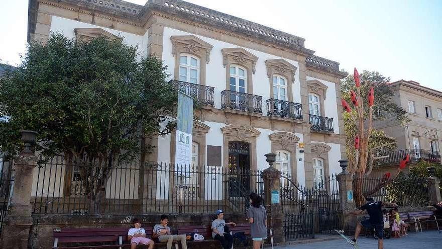 Exterior del Pazo das Mendoza, sede de Turismo Rías Baixas en Pontevedra. // Rafa Vázquez