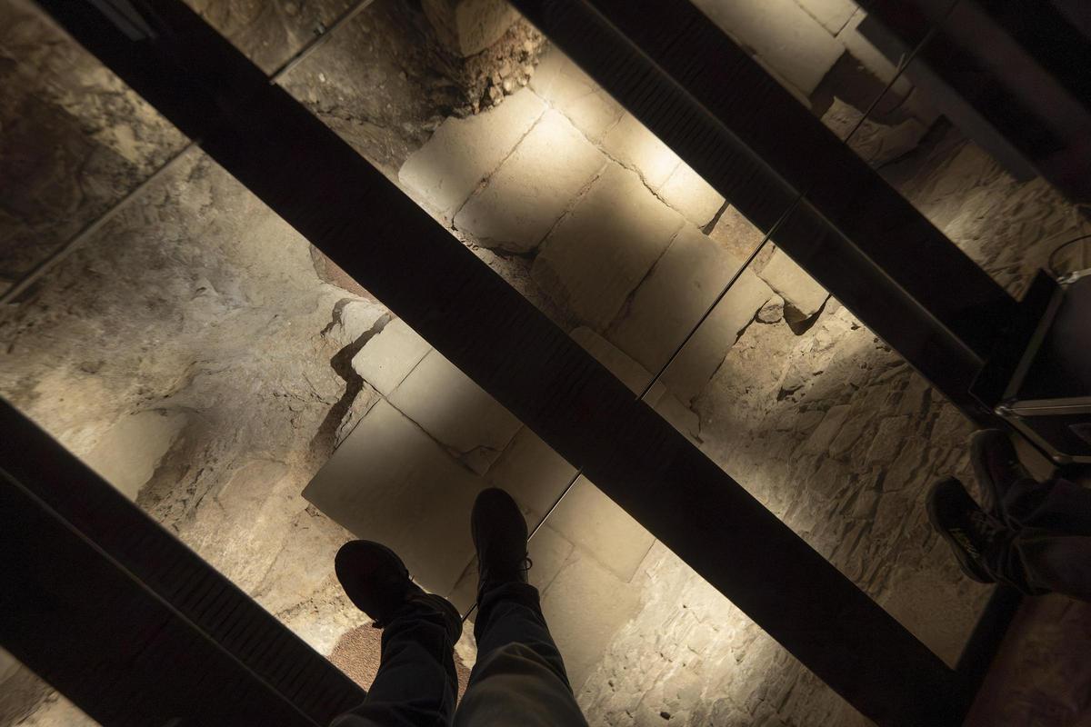 El pavimento fundacional de Barcelona sale a luz en las obras de un hotel