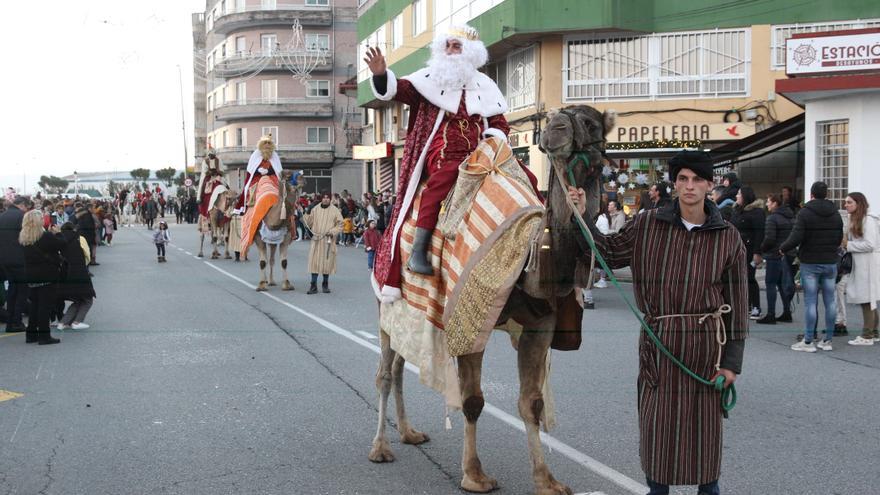 Los reyes en camello ilusionan a los niños  en Moaña