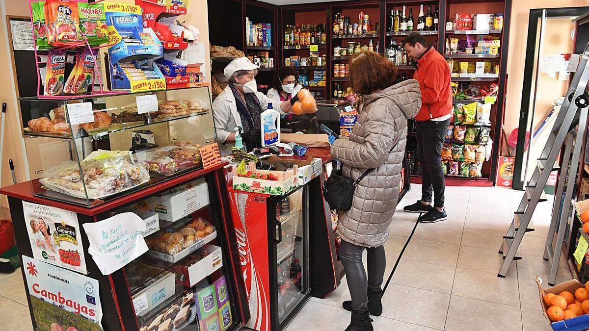 Clientes en un establecimiento comercial de A Coruña.