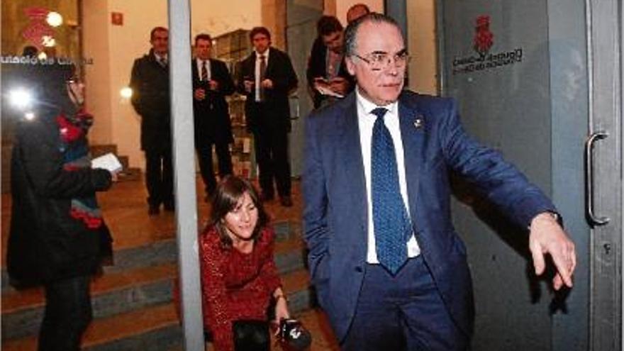 Jaume Torramadé sortint de la Diputació el dia que anunciava que deixava temporalment la presidència.