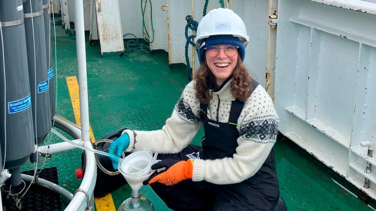 La investigadora viguesa Cecilia Costas,muestreando a bordo del Dana IV, a medio camino entre Groenlandia y Noruega, y con la isla Jan Mayen al fondo.