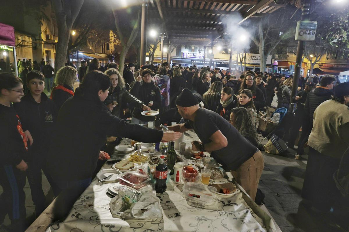 Sant Antoni se encomienda a sus fieles en un Primer Ball multitudinario en Manacor Sant Antoni se encomienda a sus fieles en un Primer Ball multitudinario en Manacor