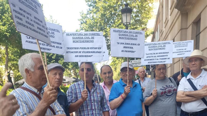 Protesta en Montehermoso para exigir la apertura 24 horas en el cuartel de la Guardia Civil