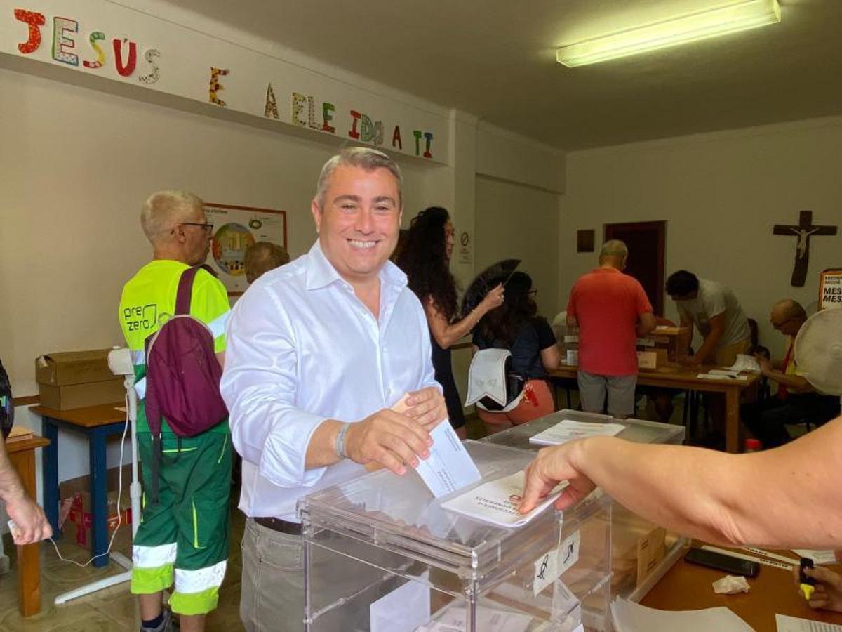 El alcalde de Inca, Virgilio Moreno (PSOE), votando, ayer. |
