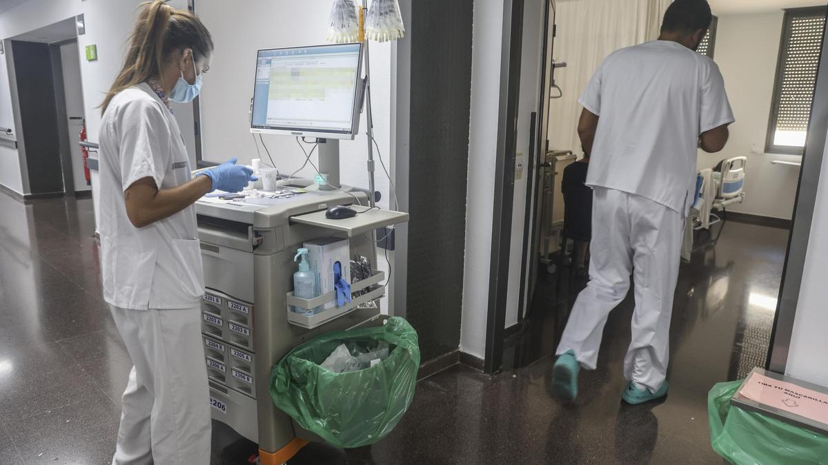Dos profesionales repartiendo medicación en el Hospital de Sant Joan.