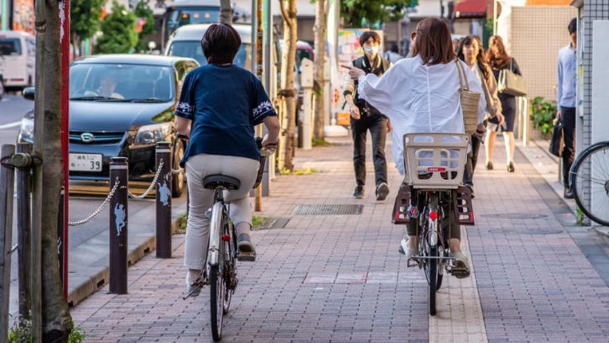 Bicis circulando por la acera.