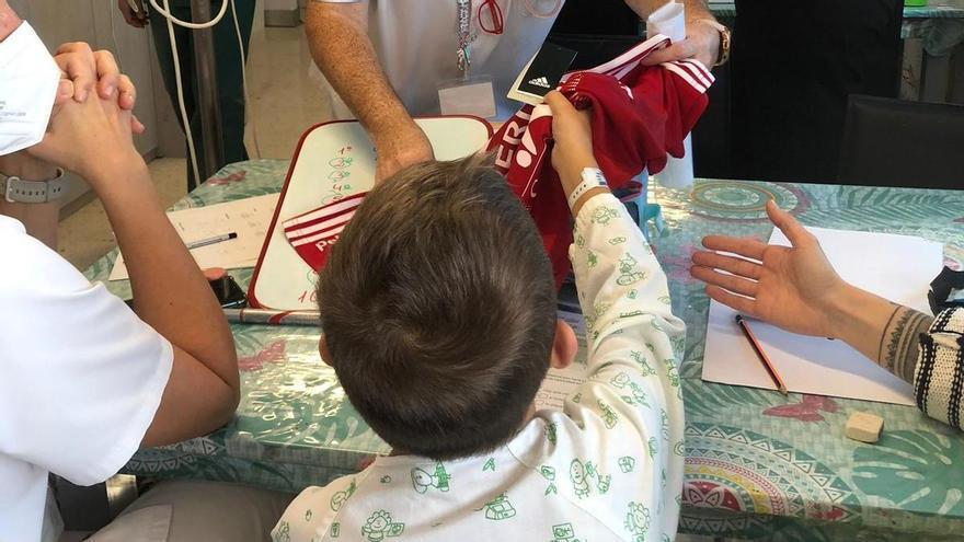 La RFEF lleva su estrella de Navidad a los niños enfermos del Hospital Materno Infantil