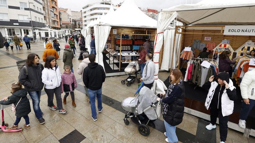 Clientes en la feria de oportunidades que inauguró ayer Entretendas. | Gustavo Santos
