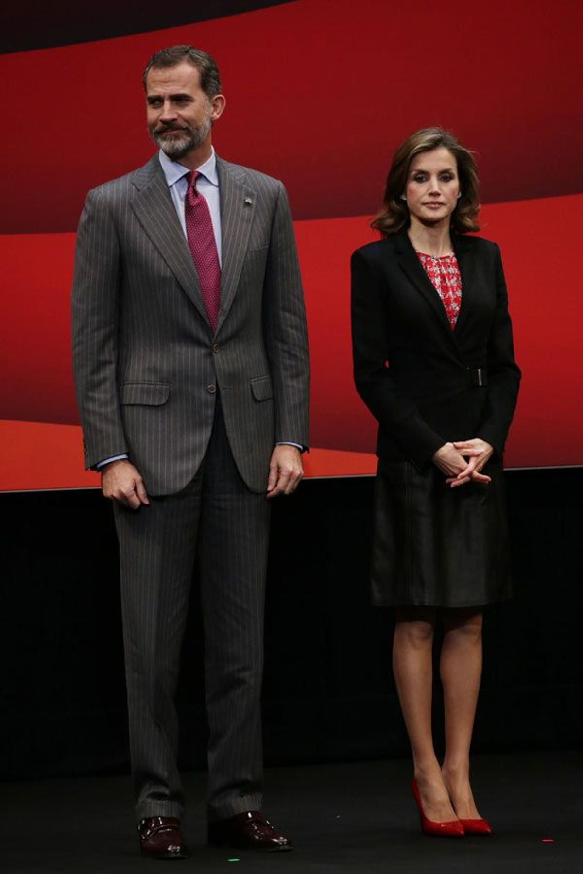 El look de Letizia Ortiz con chaqueta cruzada y falda de piel de Hugo Boss
