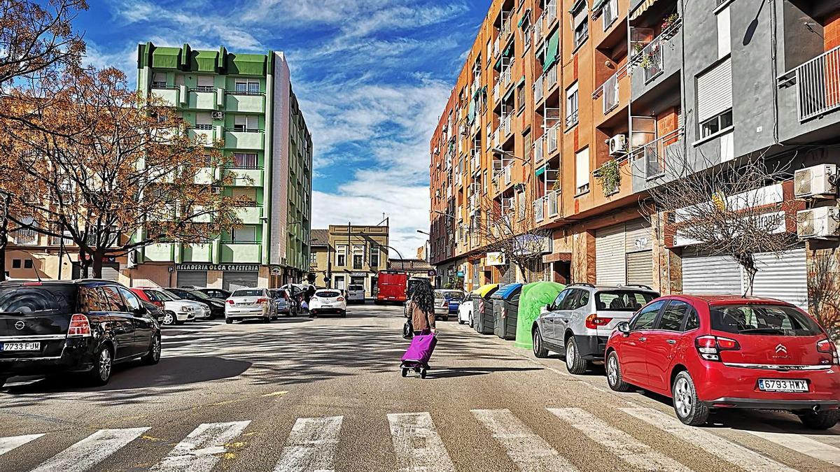 Una mujer cruza la calle Manuel Iranzo. A la izquierda, Alfafar; a la derecha, València.  | M. D.