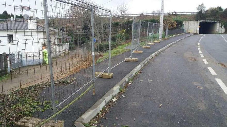 Bergondo acondiciona el entorno de la parada de bus de San Paio. El Concello de Bergondo ha comenzado las obras de acondicionamiento de la parada de bus de San Paio. El Ayuntamiento instalará una nueva marquesina, ejecutará un muro de contención y facilitará el acceso a las casas colindantes mediante una escalera. El Concello aprovechará un espacio cedido por la Diputación para hacer más accesible la zona.