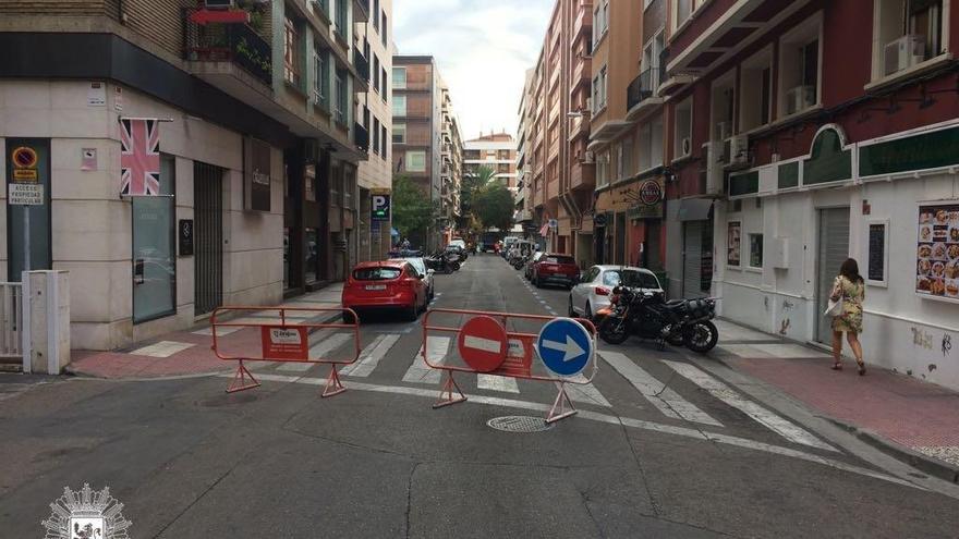 Cortada la calle Doctor Cerrada por el reventón de una tubería