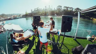 Una localidad de las Rías Baixas organiza un festival flotante gratuito en medio del mar
