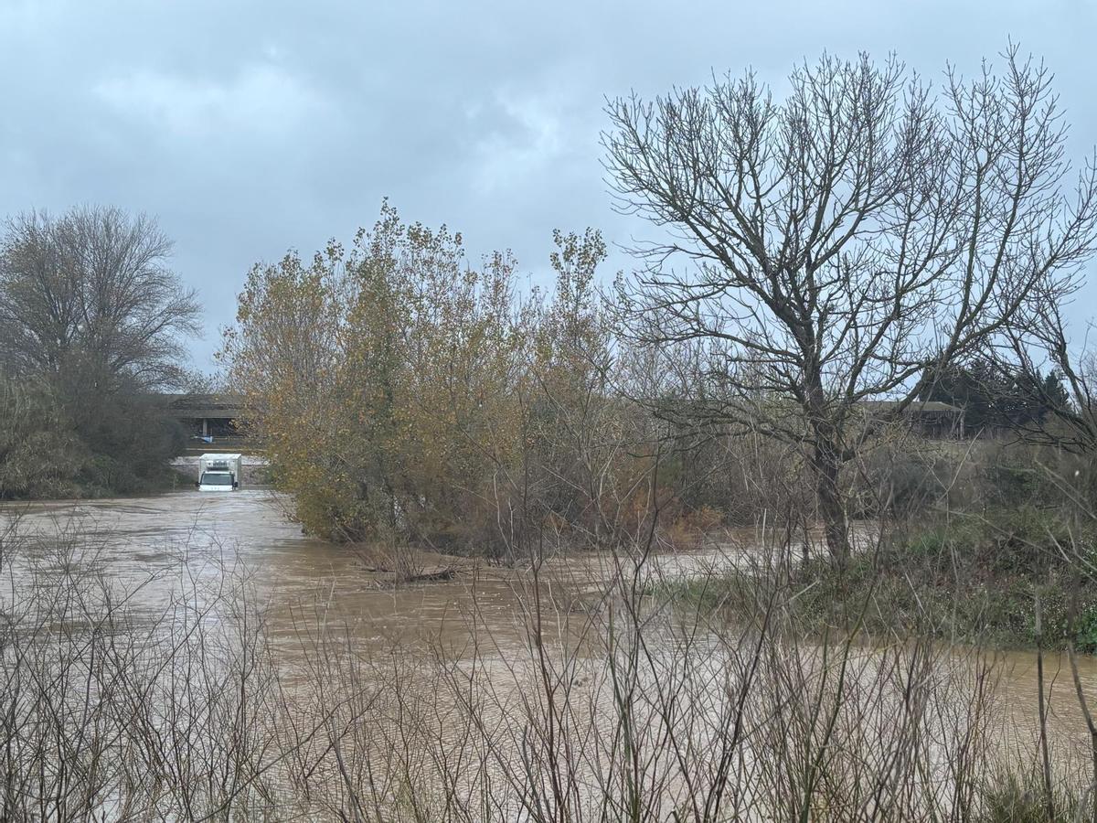 El Manol desbordat a tocar la residència de l'Altem, el perill és evident