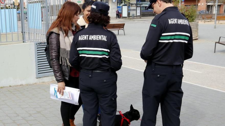 Agents ambientals informen la propietària d&#039;un gos que ha de portar una ampolla d&#039;aigua