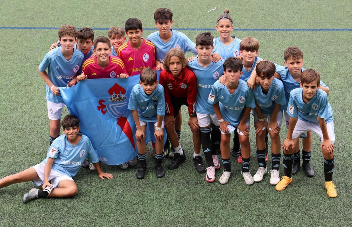 El Celta sub 10,
con su trofeo.
| // ALBA VILLAR