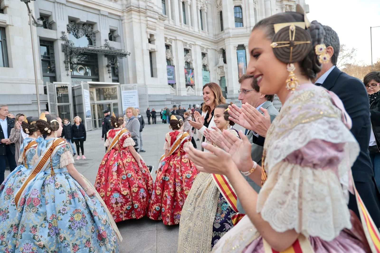 Las mejores imágenes de la recepción a las falleras en el Ayuntamiento de Madrid