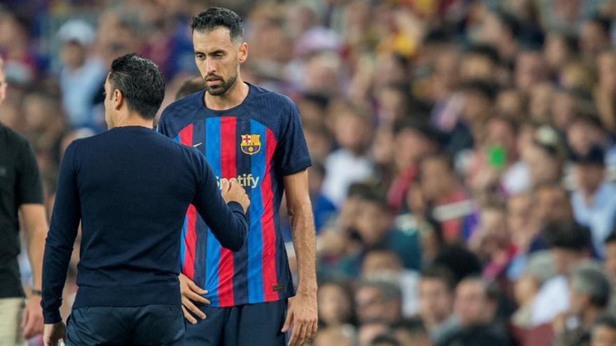 Busquets habla con Xavi durante el partido ante el Bayern de Múnich en el Camp Nou.