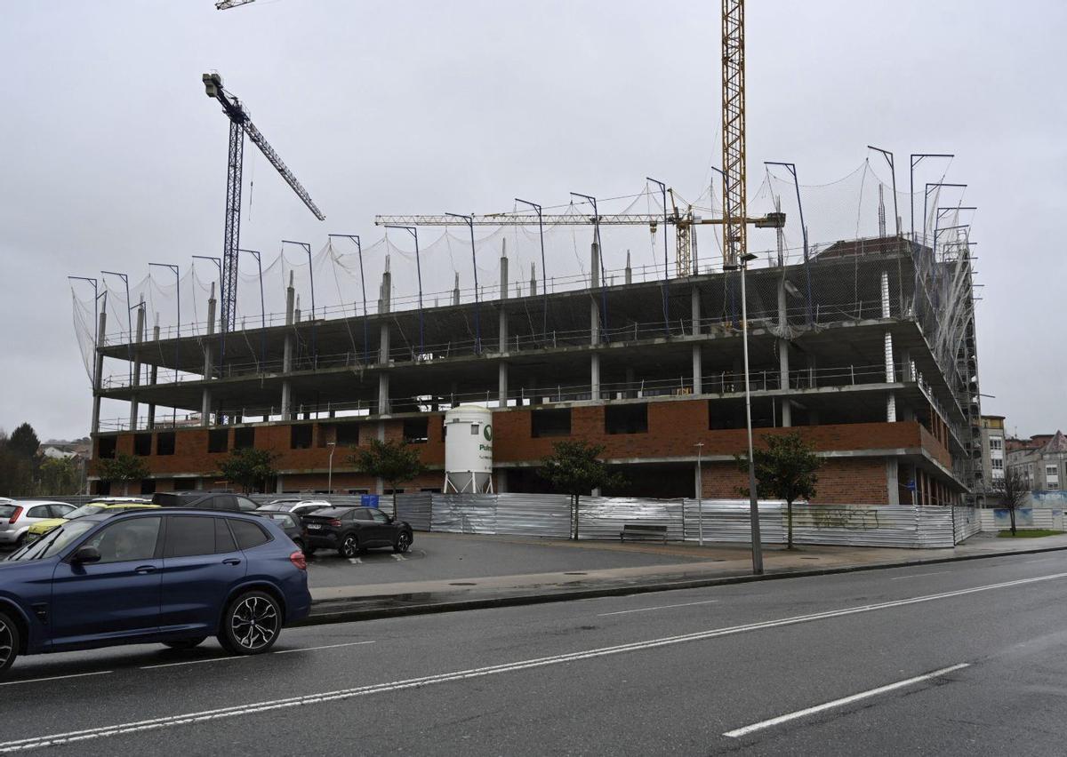 Un edificio de viviendas en obras en la ciudad.