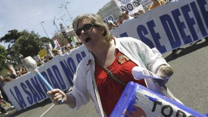 Profesionales protestan en defensa de la sanidad pública madrileña