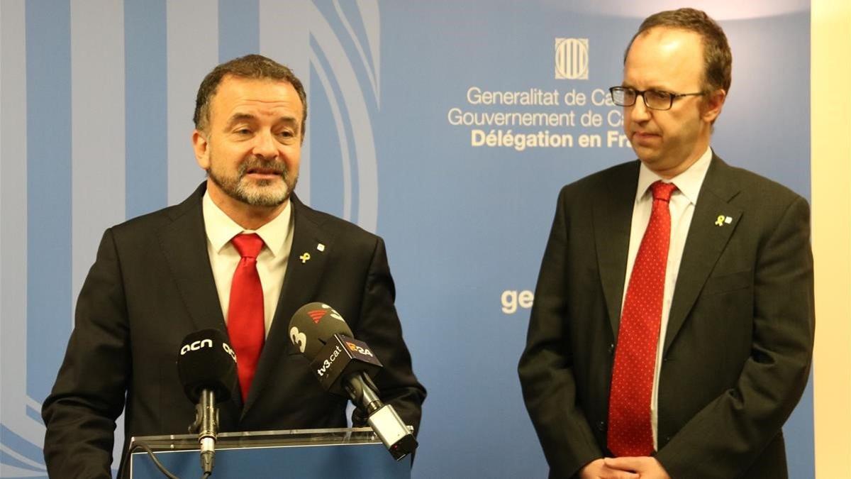 El 'conseller' de Acció Exterior, Alfred Bosch, y el delegado del Govern en Francia, Daniel Camós, este martes, en París.