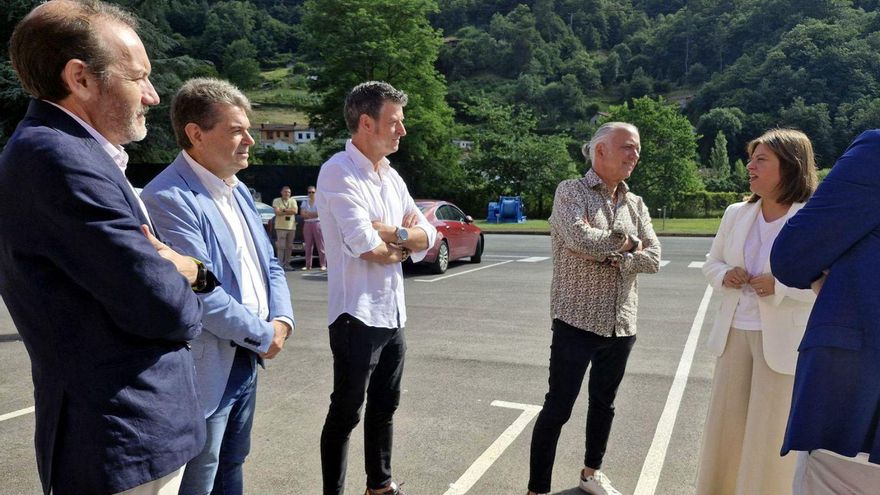 A la derecha, Gimena Llamedo conversa con Juan Ramón Lucas. | PRINCIPADO DE ASTURIAS