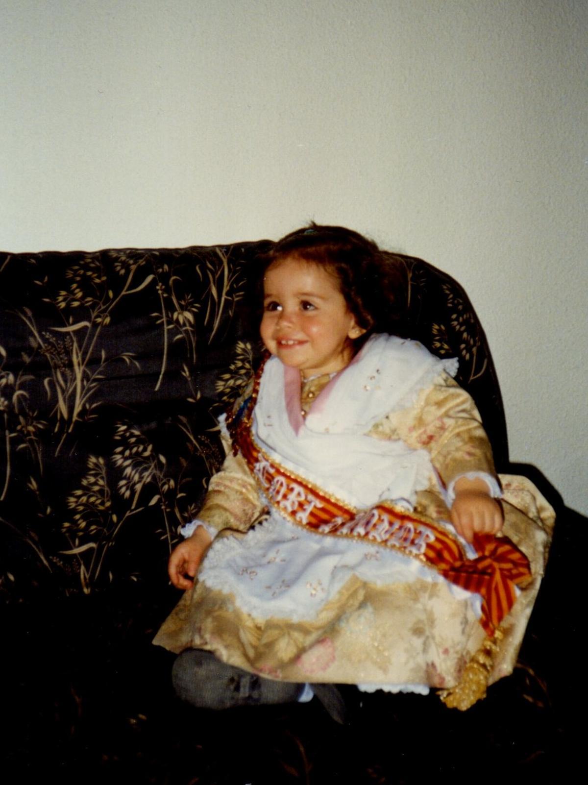 Con esta sonrisa pícara daba sus primeros pasos como fallera. Con esta sonrisa pícara daba sus primeros pasos como fallera.