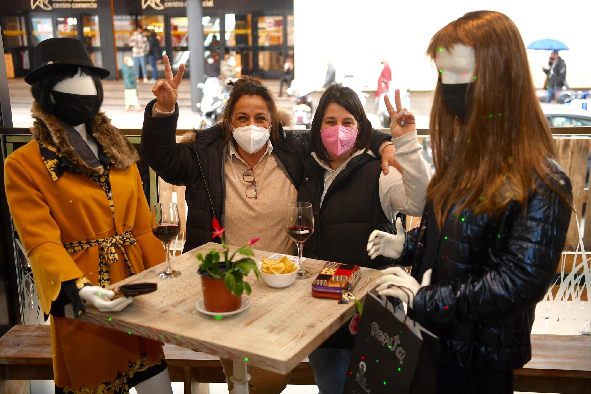 El bar Marchessi decora su terraza con figuras vestidas con moda de la tienda 'Ropita recién llegada' para fomentar el uso de la mascarilla y el cumplimientos de las normas sanitarias