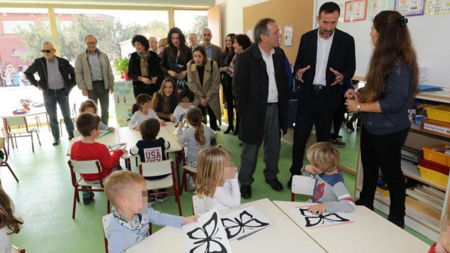 La visita de representantes políticos a las nuevas aulas de Infantil del colegio Els Garrofers, en Matola.