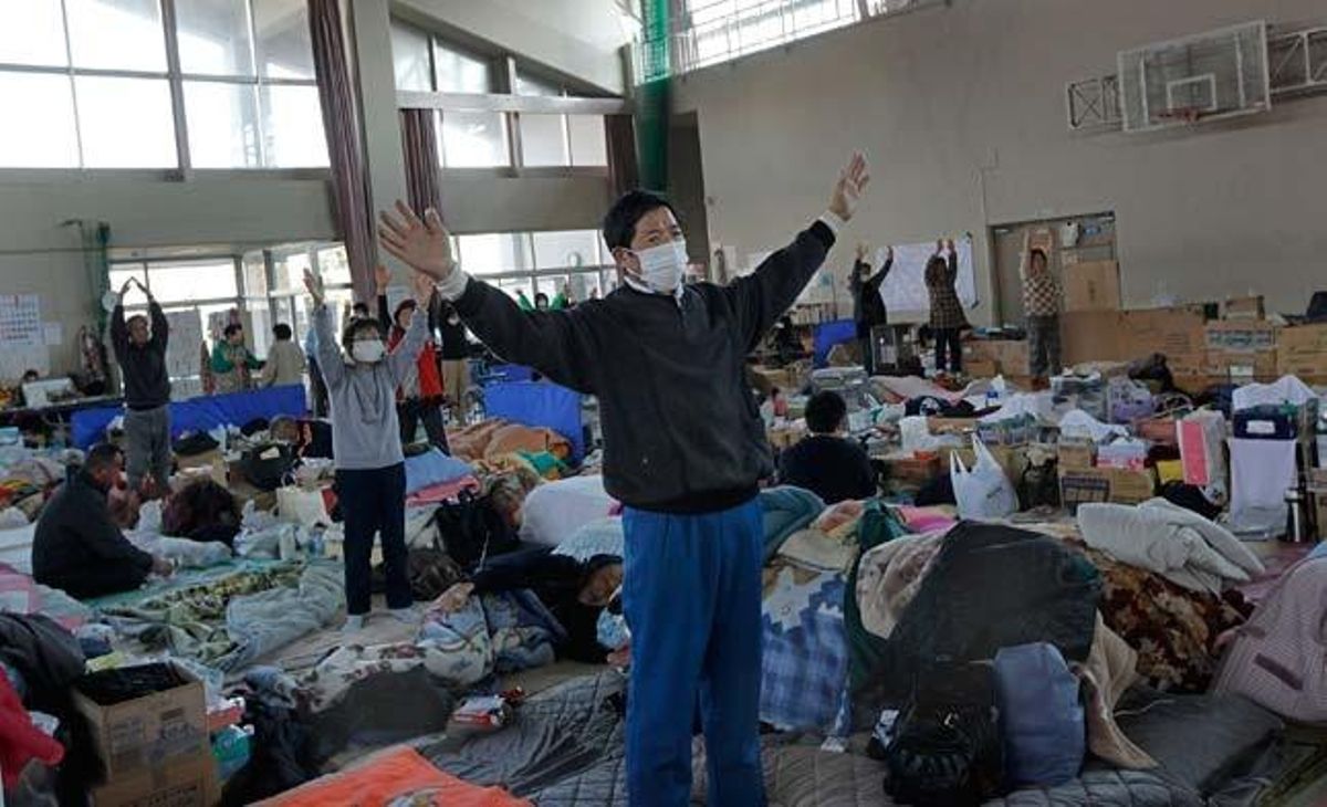 Supervivents del terratrèmol i el tsunami fan exercici al poliesportiu on viuen, a la població destruïda de Watari, al nord-est del Japó.